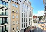 Location vacances  West Flanders Province - Spacious & bright apartment steps from the beach in Knokke-4