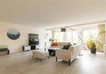 Location vacances South Holland - Modern Riverside Apartment with Sunny Terrace-1