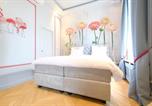 Location vacances  Hainaut Province - La Maison de la Duchesse de la Vallière - Chambre Rosaline - Parking privé gratuit-1