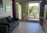 Location vacances  Gard - Studio climatisé avec piscine et parking - 4 couchages - Port Camargue - Fr-1-250-194-1
