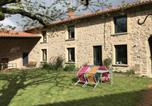 Location vacances  Loire - Spacieuse ferme rénovée avec jardin, cheminée et jeux pour enfants, charges incluses à la campagne - Fr-1-496-318-2