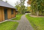 Location vacances Ciney - Holiday Home Modernes Chalet für 4 Personen in einem Waldpark by Interhome-2