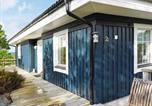 Location vacances Stenungsund - 8 person holiday home in Hen n-2