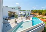 Location vacances Podbablje - Beautiful Home In Zmijavci With Sauna-2