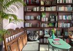 Location vacances Châu Dôc - Here Library - A wooden home by the river with a library-1