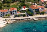 Location vacances  Sucuraj - Apartments by the sea Sucuraj, Hvar - 5671-1