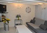 Location vacances Chaveignes - Gîte 40m² au calme avec cour privée - Fr-1-381-24-3
