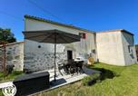 Location vacances  Vendée - Charmant Gîte à Beaufou avec Terrasse Privée - Fr-1-426-581-2
