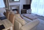 Location vacances South Cerney - Holiday Park Home with Private Hot Tub-3
