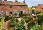 Location vacances Swafield - Host & Stay - Woodcutters Cottage-1