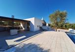 Location vacances Ceglie Messapica - Trulli au milieu d'un champ d'oliviers avec piscine-3