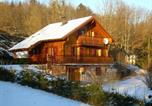 Location vacances Saulxures-sur-Moselotte - Chalet confortable avec 4 chambres, cheminée, grand terrain, proche pistes et lac - Fr-1-589-107-4