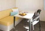Location vacances Roquebrune-sur-Argens - Mobil-Home Cozy avec Terrasse à Roquebrune-sur-Argens - Api-1-52-1053-3