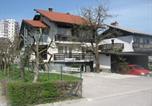 Location vacances Škofja Loka - Rooms and Apartment Na poljani-1