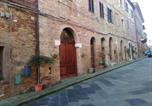 Location vacances Chiusdino - Apartment In The Medieval Village-3