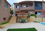 Location vacances Dugopolje - Holiday house with a swimming pool Zrnovnica, Split - 25817-1