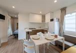 Location vacances Porto Garibaldi - Cozy 2 bedroom Cabin sleeps 5 in Lido di Spina, Italy - Perfect Family Retreat-3