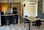 Location vacances Les Mathes - Spacious bungalow with heated pool and jacuzzi-3