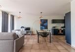 Location vacances Sarlat-la-Canéda - Les Vagues avec Jacuzzi Privatif & Parking Privé-4