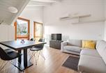Location vacances  Monte San Giorgio - Modern Flat 2 near the Swiss Border in Viggi-1