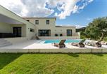 Location vacances Cornillon - Villa spacieuse et accueillante-1
