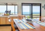 Location vacances Gladstone - Peter's Cottage - A Coastal Gem In Historic 1770-3