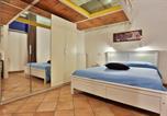 Location vacances  Province de Salerne - Lungomare Central Apartment with terrace-4