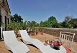 Location vacances  Province de Pesaro et Urbino - Villa in Montemaggiore with Private Pool-1