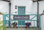 Location vacances Llanfairyneubwll - Bodior Lodge-2