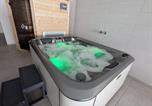Location vacances Plombières-les-Bains - Gîte avec piscine chauffée, spa et vue sur la vallée - Fr-1-589-655-4