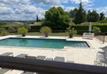 Location vacances La Tour-d'Aigues - Villa spacieuse proche de Marseille avec jardin et piscine privée-1
