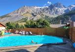 Mountain Lodge in Alps , Panoramic-Village, Renting with view over Glaciers
