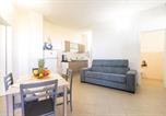 Location vacances  Province de Crotone - Beachfront apartment with exclusive access-2