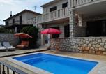 Location vacances Supetar - Seaside apartments with a swimming pool Supetar, Brac - 11360-1