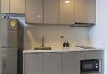 Location vacances Khlong Tan Nuea - Near Huai Khwang Market with Balcony, Pool, Gym & 5m to Mrt-4