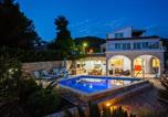 Location vacances Blato - Seaside family friendly house with a swimming pool Grscica, Korcula - 23487-1