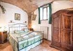 Location vacances  Province de Pise - Lovely Apartment In Prato Dera Pi-4