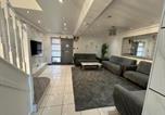Location vacances  Gare de Slough - House Sleeps 12 with Parking and Garden-1