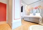 Location vacances  Hainaut Province - La Maison de la Duchesse de la Vallière - Chambre Rosaline - Parking privé gratuit-2