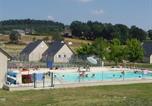 Camping avec Piscine couverte / chauffée Cantal - Camping L'Etang Aux Hirondelles-1
