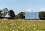 Location vacances Llanfihangel Ysgeifiog - Luxury Mirror Cabin with Hot Tub & Sauna-2