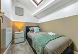 Location vacances  Gare de Ton Pentre - Contractor Comfort Complex Sleeps 11 Cinemapool-2