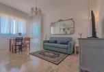 Location vacances  Province de Macerata - Center - Spacious Apartment near the Beach-1