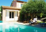 Location vacances La Tour-d'Aigues - Holiday home in Pertuis with patio-1