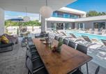 Location vacances Kanfanar - 5 Bedroom Nice Home In Sivati-2