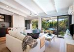 Location vacances Port Douglas - Beach Retreat Chic: Poolside on the Esplanade-1