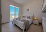 Location vacances  Province de Macerata - Beachfront with Ac & Private Parking by Hosthero-1