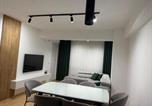 Location vacances  Nakolec - Cozy city apartment Perfect for 2-1