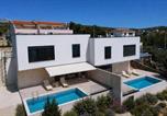 Location vacances Novigrad Općina - Cozy Home In Maslenica With Private Swimming Pool, Can Be Inside Or Outside-1