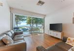 Location vacances  Granite Island - Breeze 2 Beach Front Apartment Prime Location-3